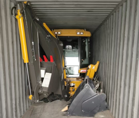 Retroexcavadora SAAO WZ388 en mantenimiento de caminos rurales, México