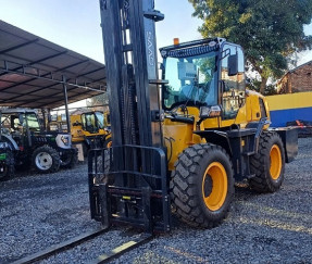 Cómo las carretillas elevadoras SAAO 4WD para terrenos difíciles aumentaron la utilización de la flota para un socio de alquiler en Uzbekistán