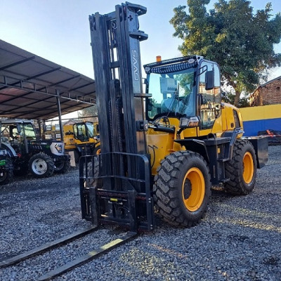 Cómo las carretillas elevadoras SAAO 4WD para terrenos difíciles aumentaron la utilización de la flota para un socio de alquiler en Uzbekistán